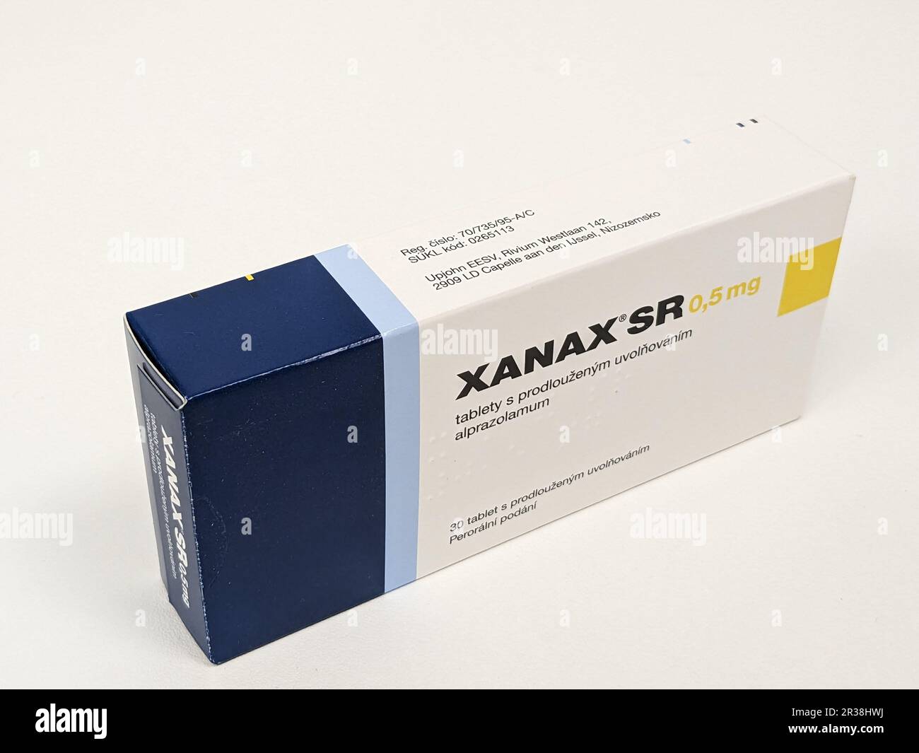Prag, Tschechische Republik-3. MAI 2024: XANAX Box mit Medikament mit ALPRAZOLAM Wirkstoff von PFIZER, verwendet zur Behandlung von Angstzuständen und Panikstörungen Stockfoto