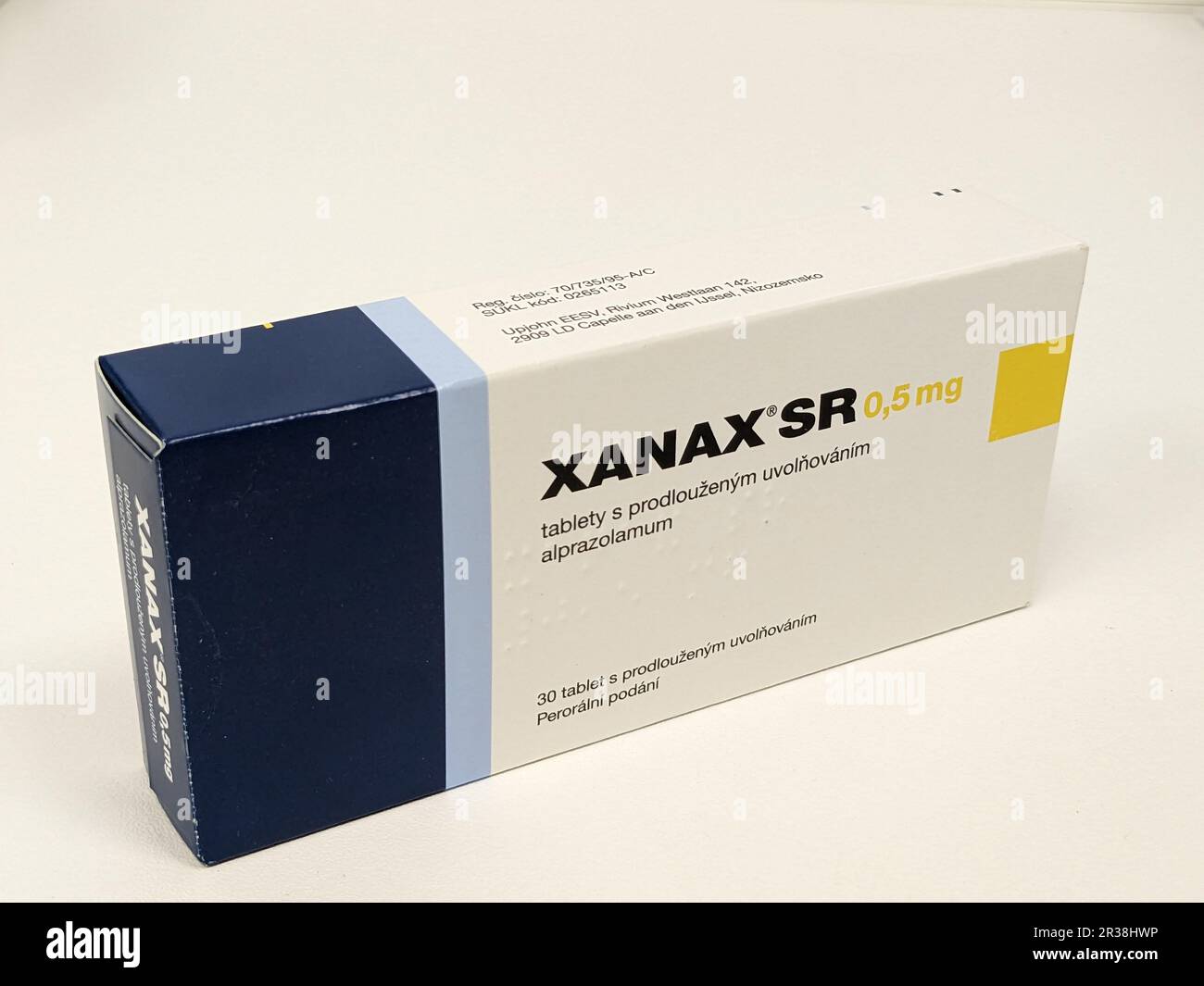Prag, Tschechische Republik-3. MAI 2024: XANAX Box mit Medikament mit ALPRAZOLAM Wirkstoff von PFIZER, verwendet zur Behandlung von Angstzuständen und Panikstörungen Stockfoto