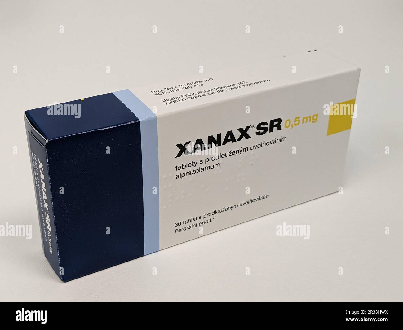 Prag, Tschechische Republik-3. MAI 2024: XANAX Box mit Medikament mit ALPRAZOLAM Wirkstoff von PFIZER, verwendet zur Behandlung von Angstzuständen und Panikstörungen Stockfoto