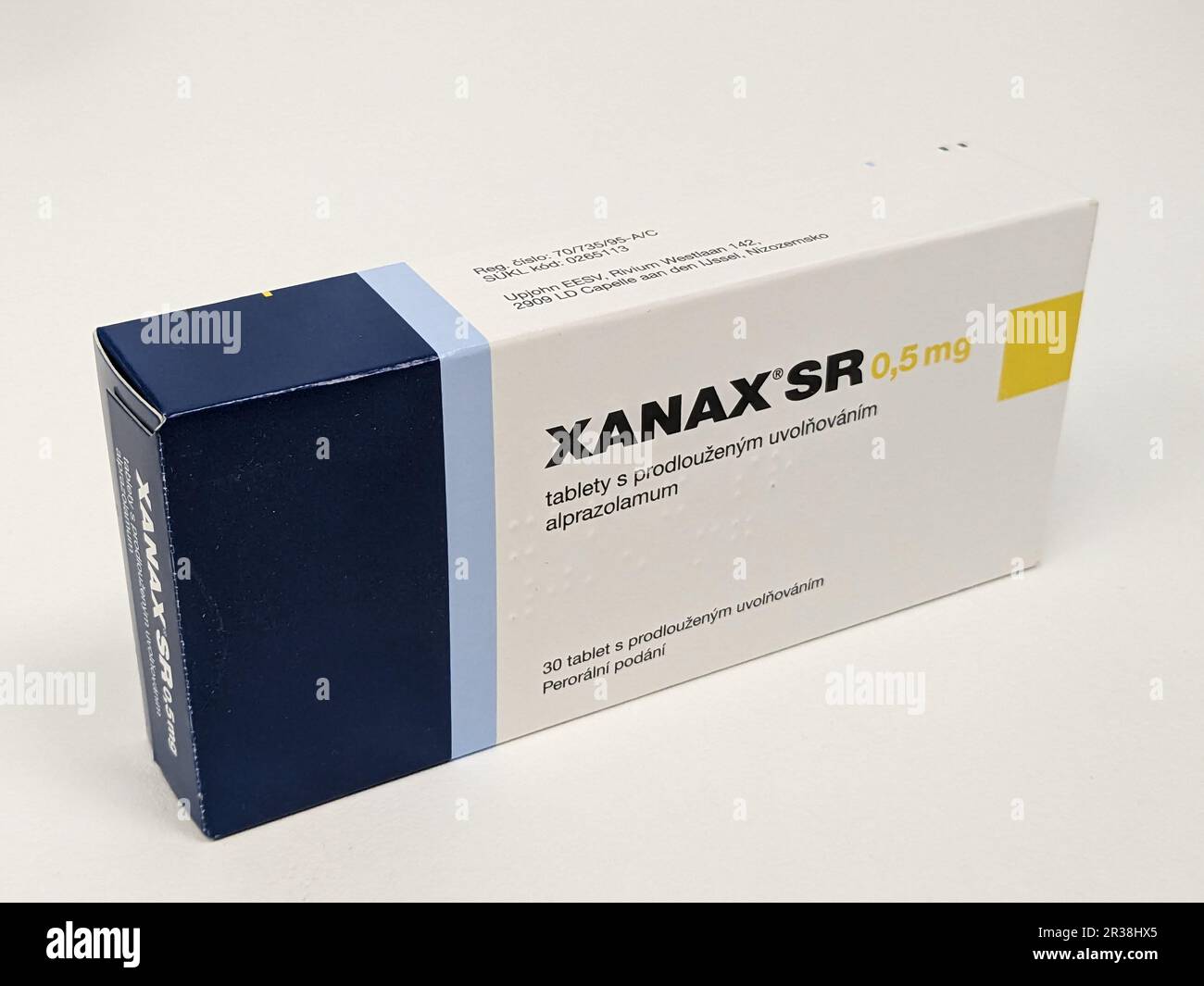 Prag, Tschechische Republik-3. MAI 2024: XANAX Box mit Medikament mit ALPRAZOLAM Wirkstoff von PFIZER, verwendet zur Behandlung von Angstzuständen und Panikstörungen Stockfoto