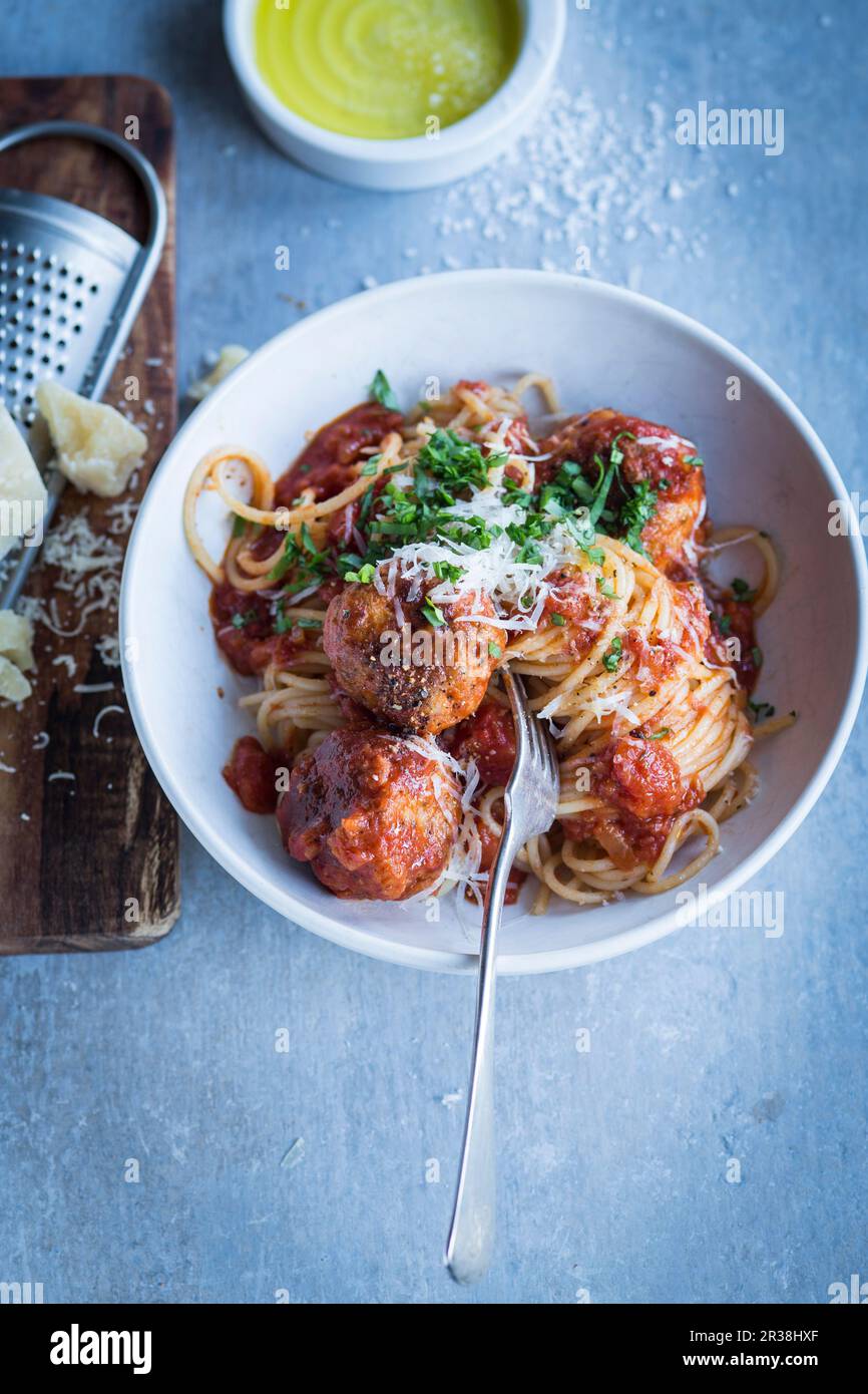 Spaghetti mit Fleischbällchen auf einem Teller Stockfoto