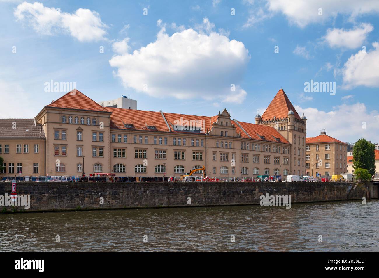 Berlin, Deutschland - Juni 01 2019: Die ehemalige Kaserne von Kaiser Alexander entlang der Spree ist ein Gebäude der Neorenaissance, das heute von genutzt wird Stockfoto