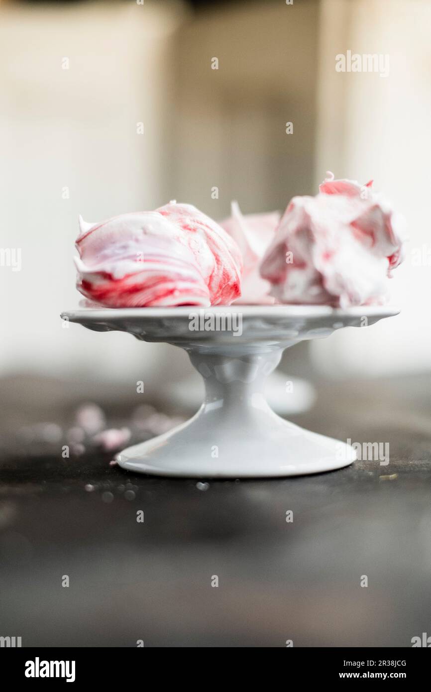 Marmorierte Cranberry-Baiser-Kekse Stockfoto