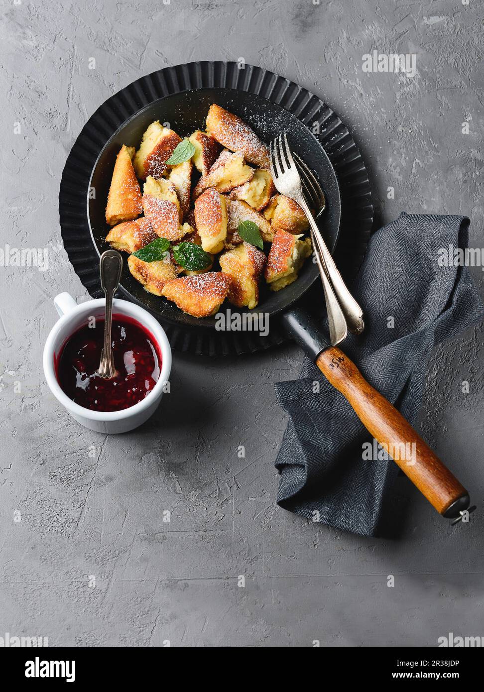 Kaiserschmarren (süße zerschnittenen Pfannkuchen) mit Kirschkompott Stockfoto