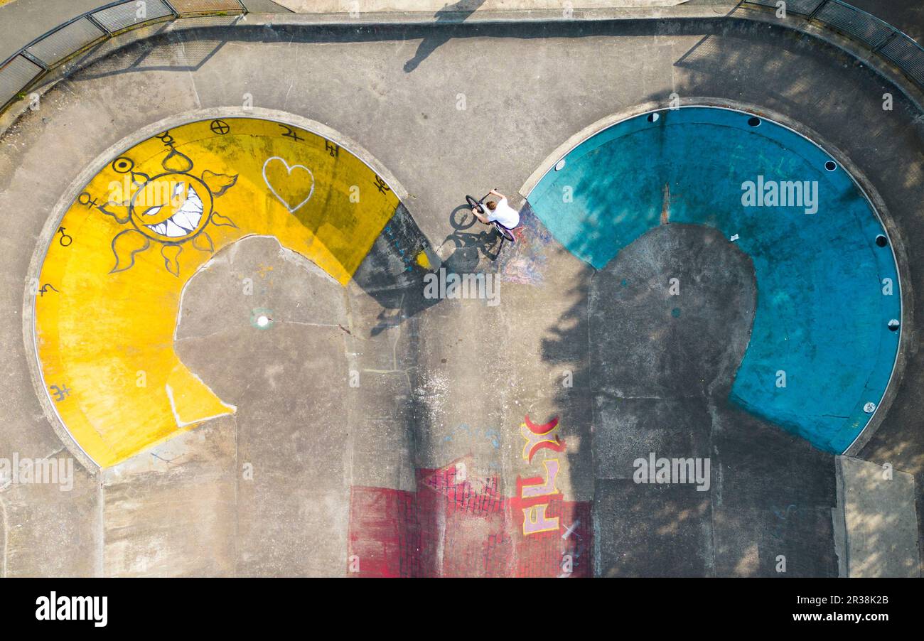 Livingston, Schottland, Großbritannien. 22. Mai 2023 Draufsicht auf den Livingston Skatepark, West Lothian. Der Skatepark wird zu einem denkmalgeschützten Gebäude. Stockfoto