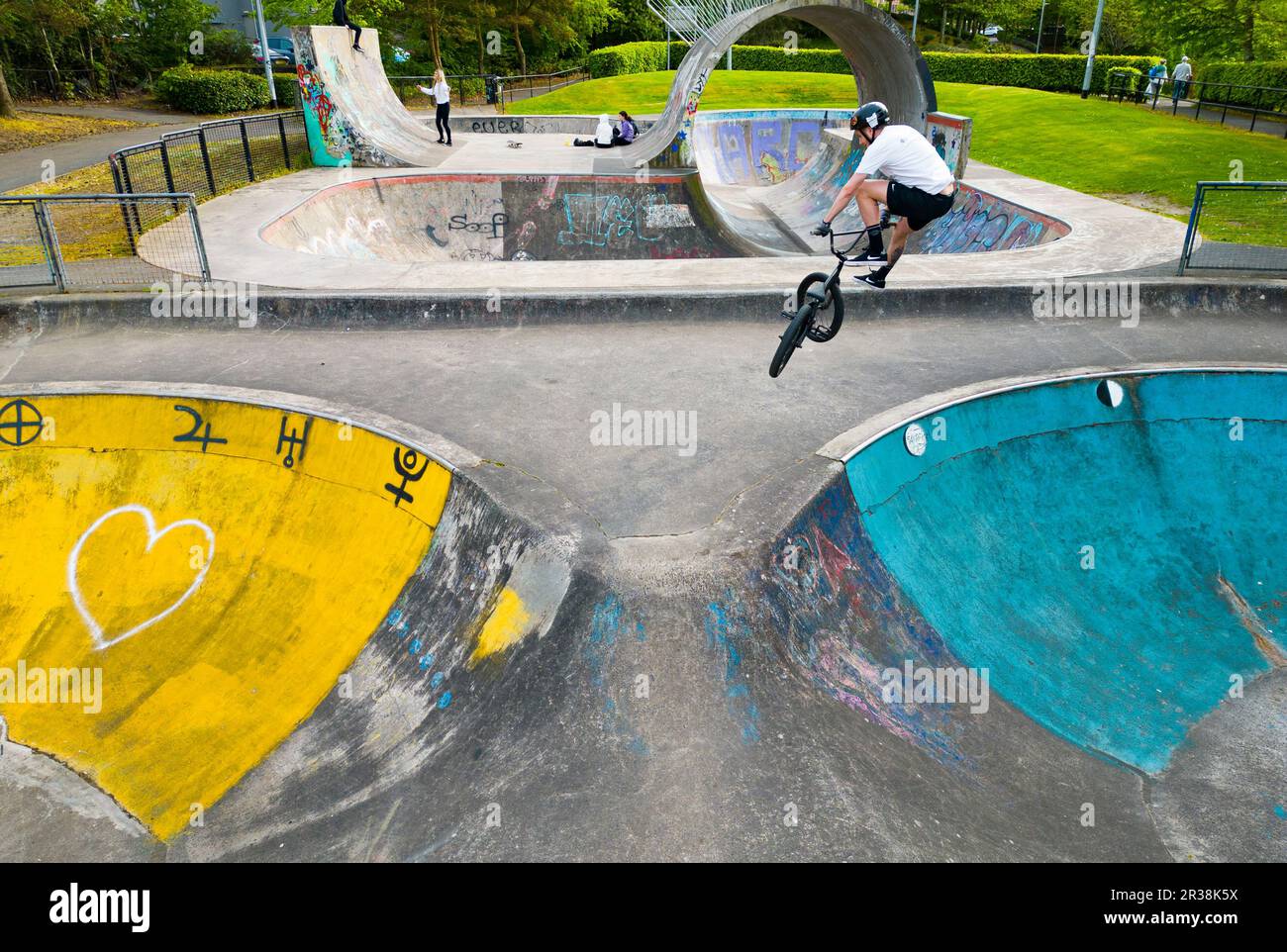 Livingston, Schottland, Großbritannien. 22. Mai 2023 Draufsicht auf den Livingston Skatepark, West Lothian. Der Skatepark wird zu einem denkmalgeschützten Gebäude. Stockfoto