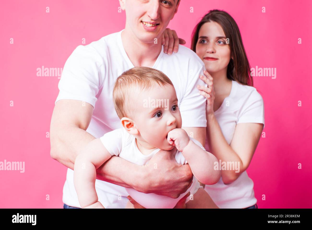 Kleines Baby in die Arme des Vaters in die Kamera schaut Stockfoto