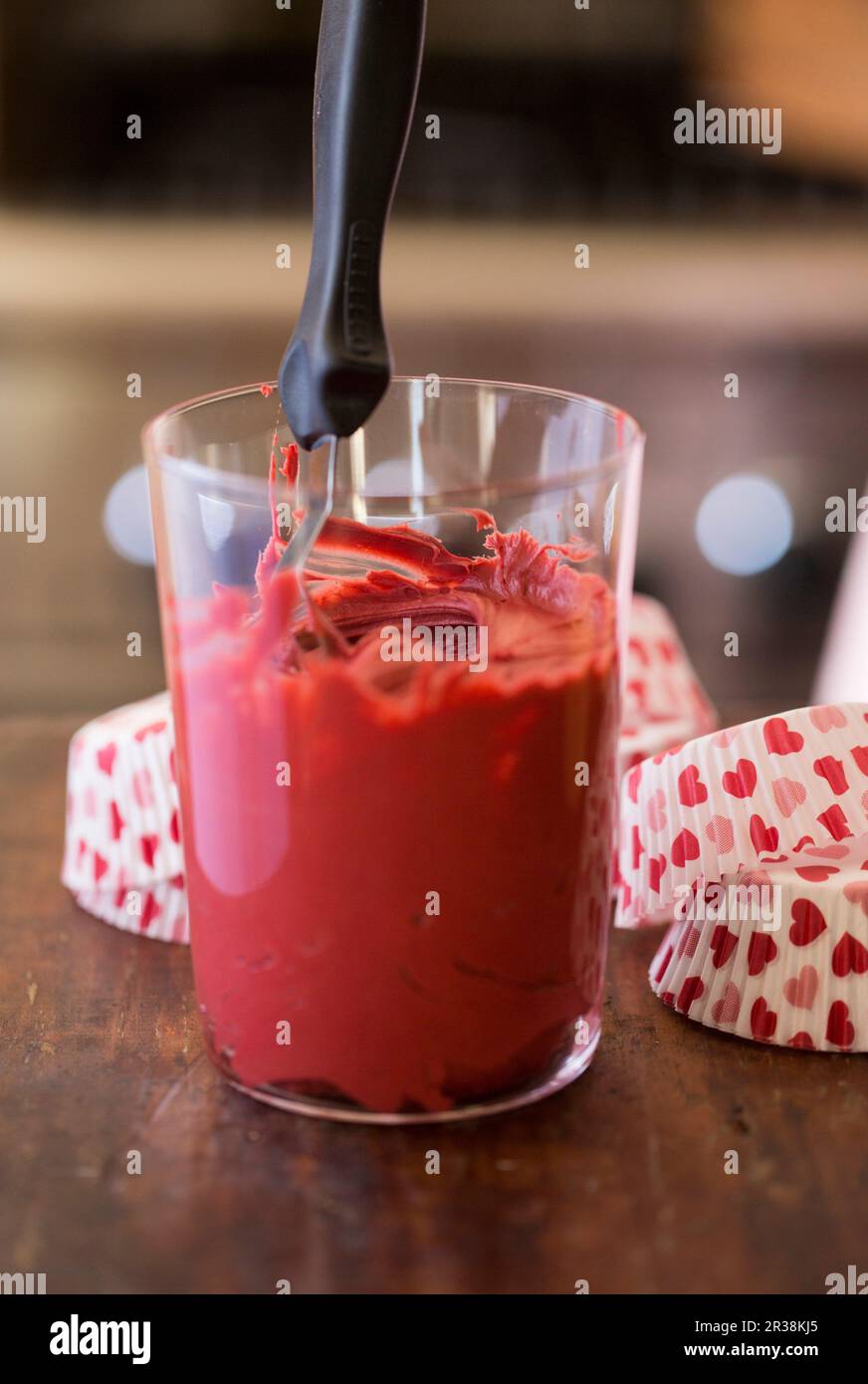 Rote Glasur in einem Glas Stockfoto