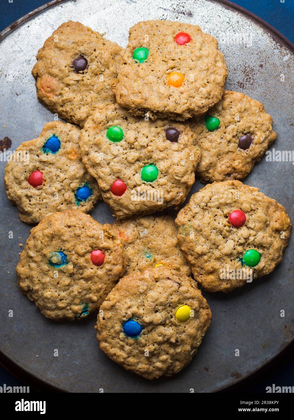 Hausgemachte Haferflocken-Kekse mit bunten Schokoladenkeksen Stockfoto