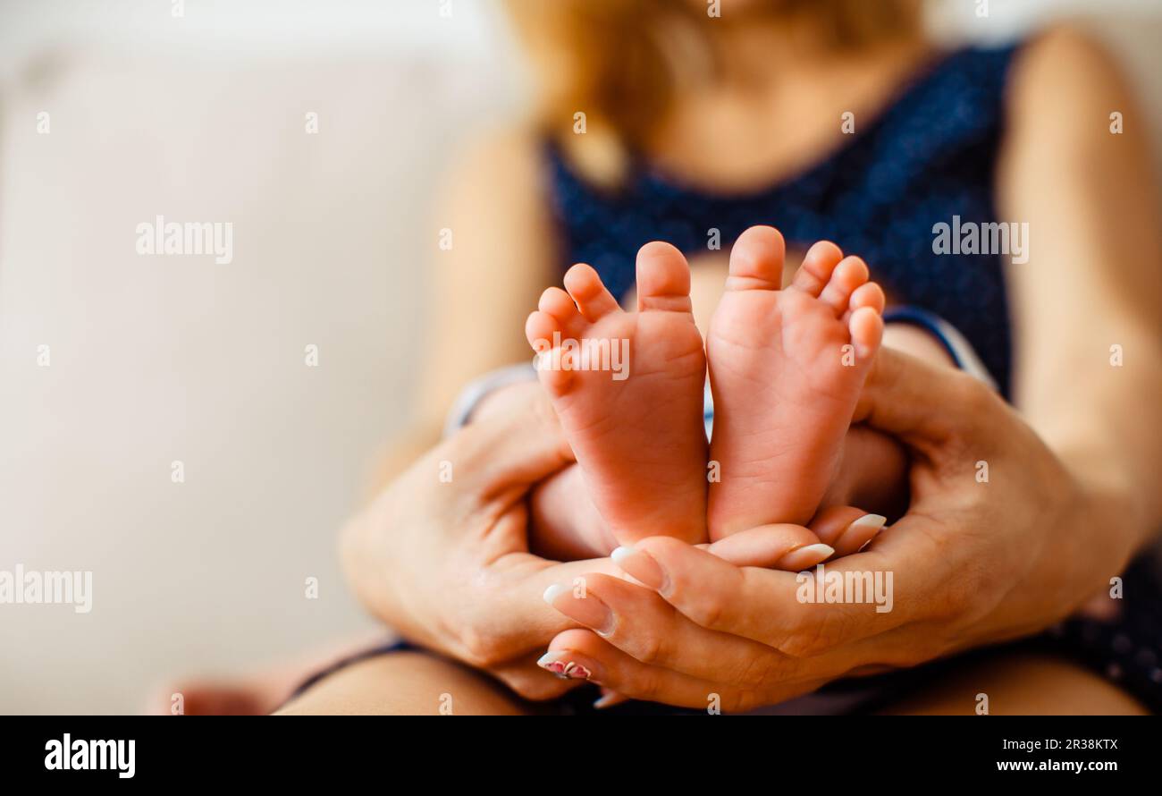 Die neugeborenen Babys Füße mit ausgebreitet Zehen Cute Stockfoto
