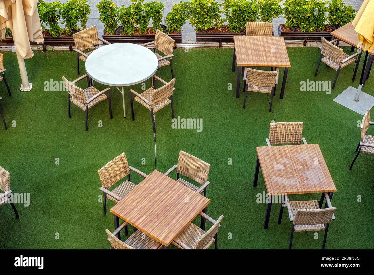 Leerer Tisch und Stuhl mit Blick auf den Garten Stockfoto