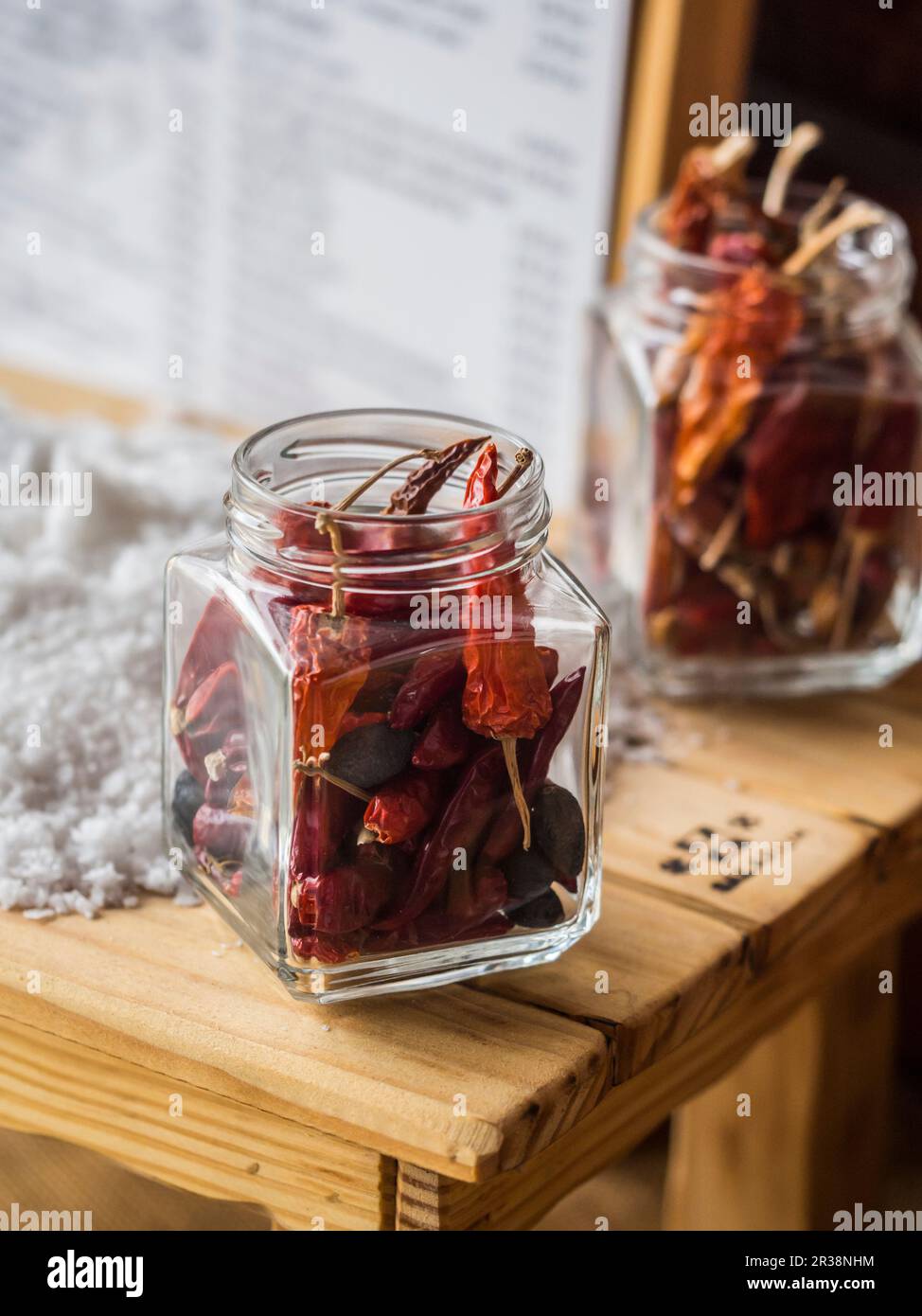 Getrocknete rote Chili-Paprika in Gläsern mit Schraubverschluss Stockfoto