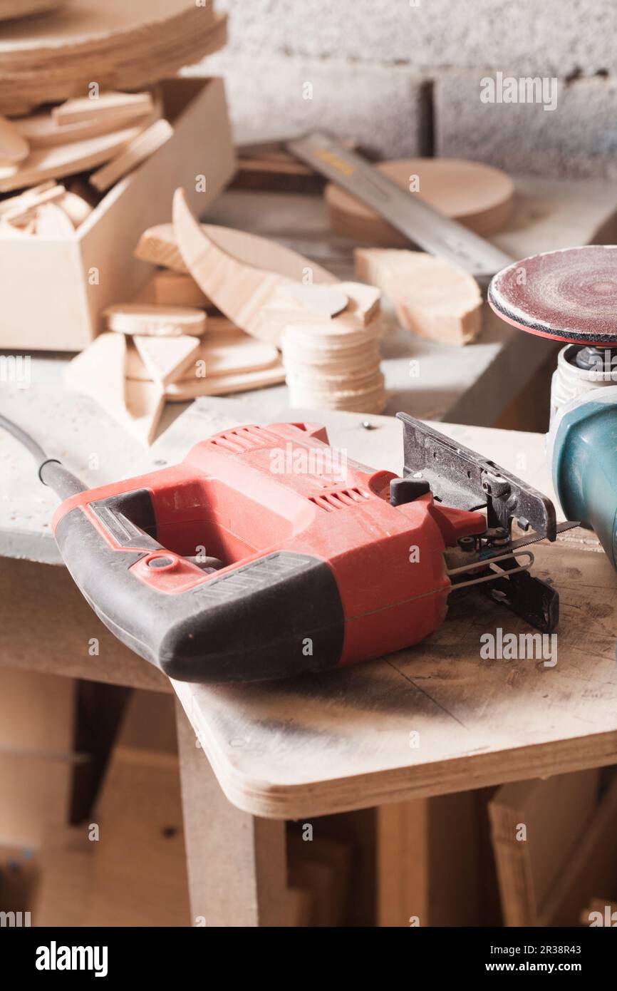 Zimmerei Konzept. Sperrholz Werkstücken Warten auf Verarbeitung Stockfoto