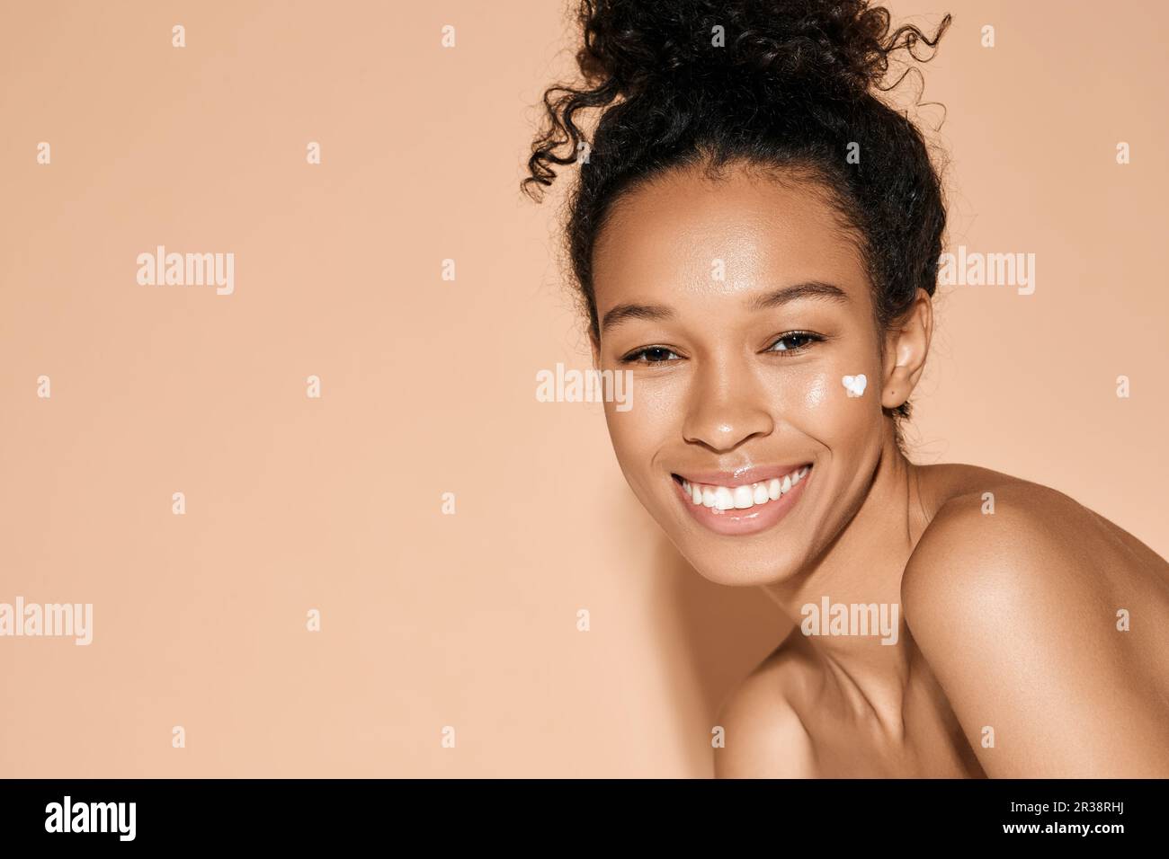 Beauty-Porträt. Afroamerikanerin mit perfekter und glänzender Haut. Konzept-Hautpflege und ästhetische Kosmetologie Stockfoto