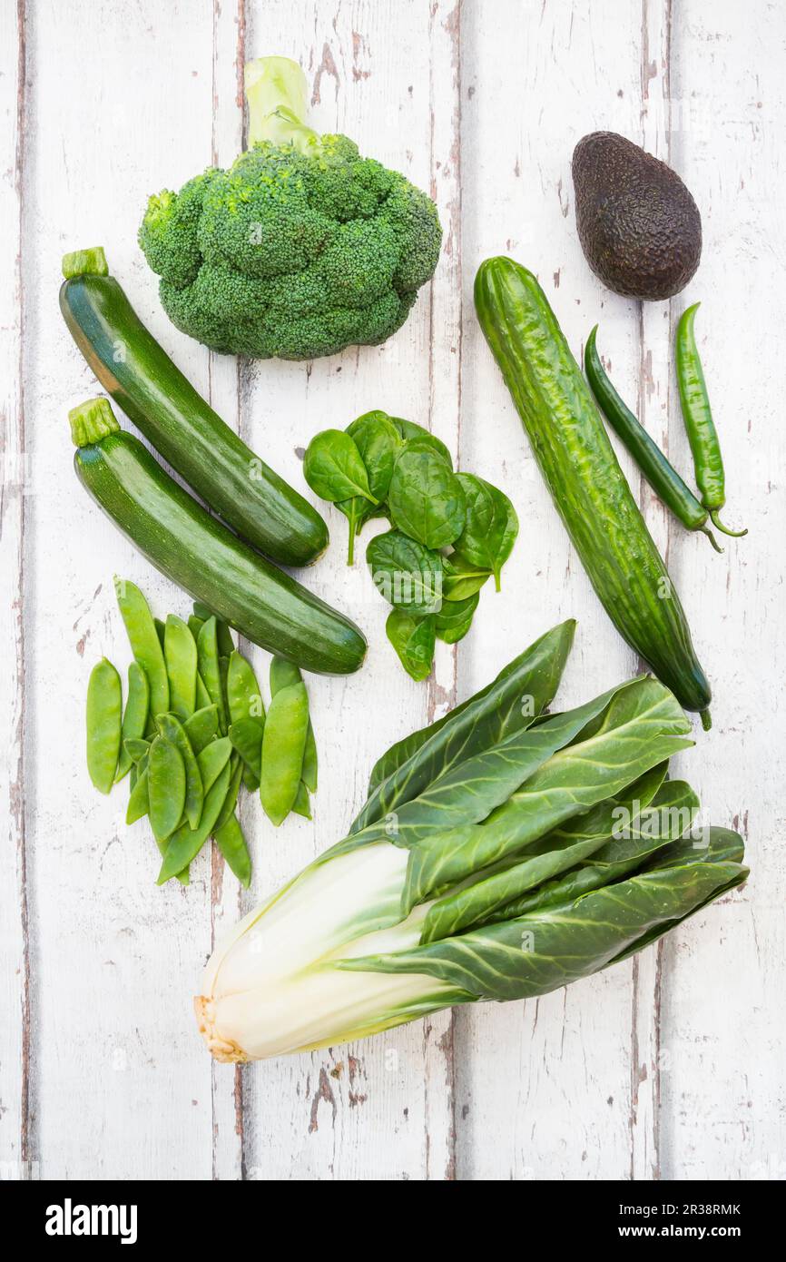 Grünes Obst und Gemüse: Brokkoli, Avocado, Räude tout, Mangold, Zucchini, Baby-Spinat und grüne Chili-Paprika Stockfoto