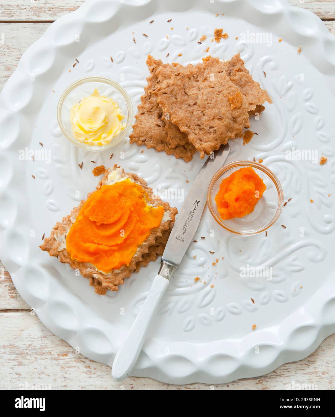 Cracker mit Kürbismarmelade und Butter Stockfoto