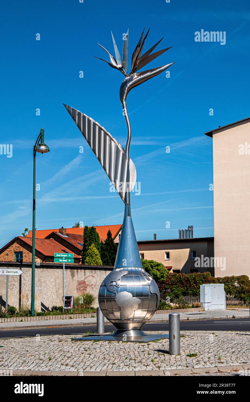Skulptur, Strelitzia-Denkmal „Strelitzien Denkmal“ von René Winter, 2008, Seestraße 19, Neustrelitz, Deutschland. Blume ist das City Emblem. Stockfoto