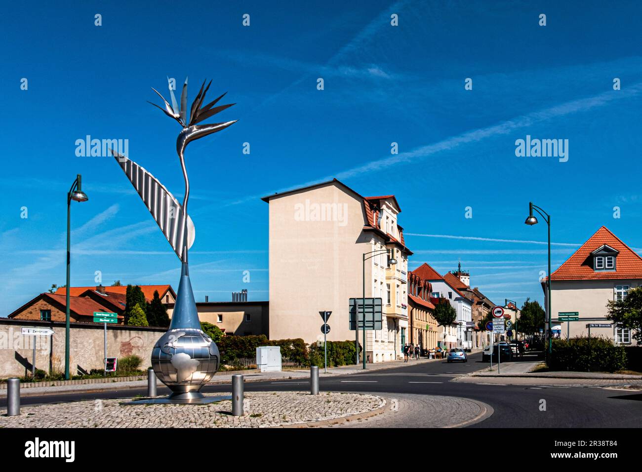 Skulptur, Strelitzia-Denkmal „Strelitzien Denkmal“ von René Winter, 2008, Seestraße 19, Neustrelitz, Deutschland. Blume ist das City Emblem. Stockfoto