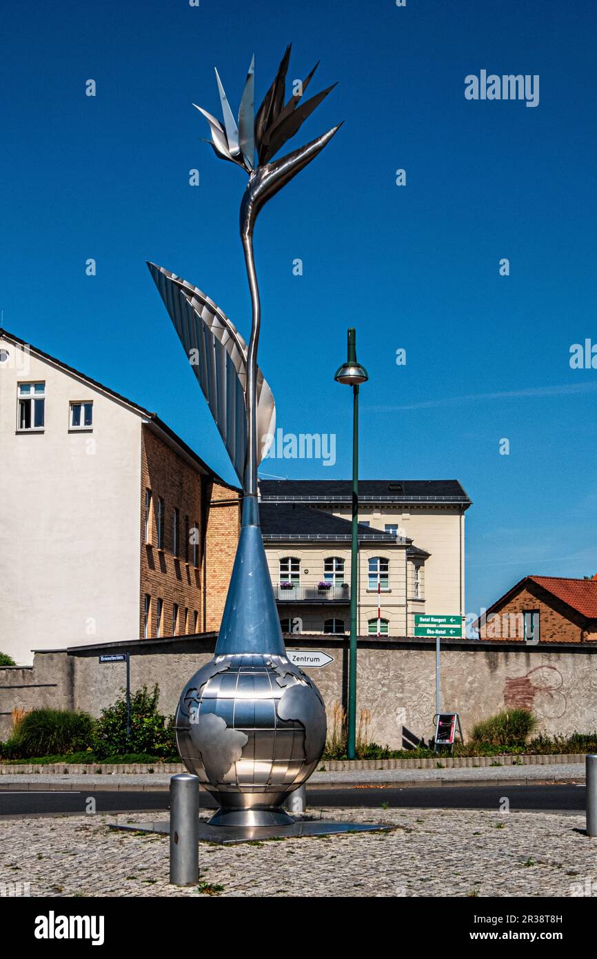 Skulptur, Strelitzia-Denkmal „Strelitzien Denkmal“ von René Winter, 2008, Seestraße 19, Neustrelitz, Deutschland. Blume ist das City Emblem. Stockfoto