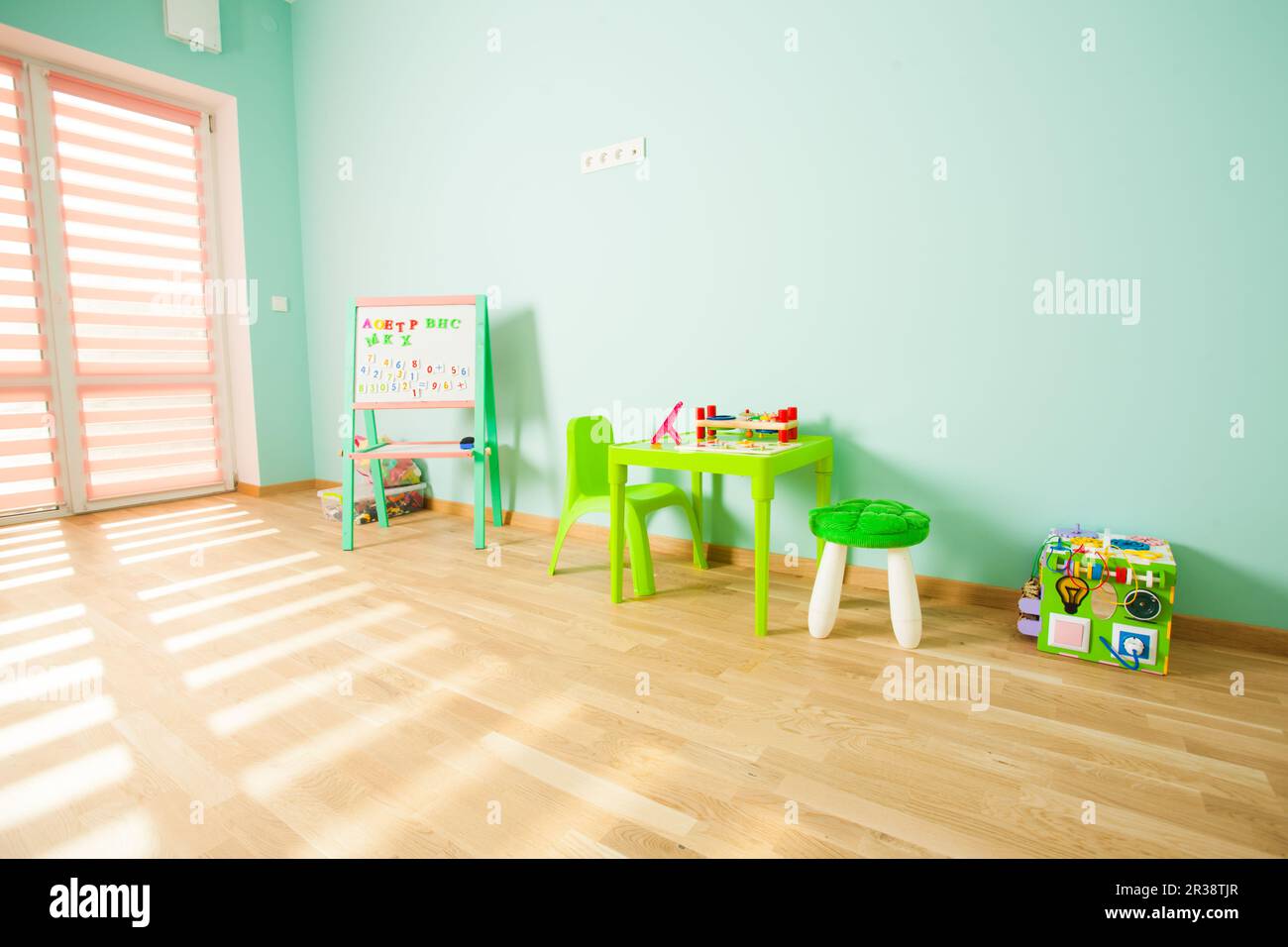 Moderne Spielzimmer für Kinder in Rosa und Mint Farben Stockfoto