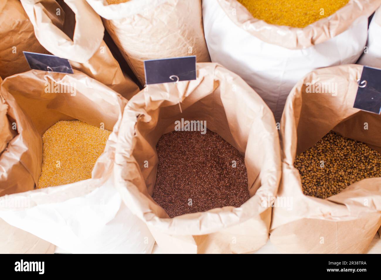 Karton Säcke Getreide und Getreideerzeugnisse auf Lebensmittelgeschäft Stockfoto
