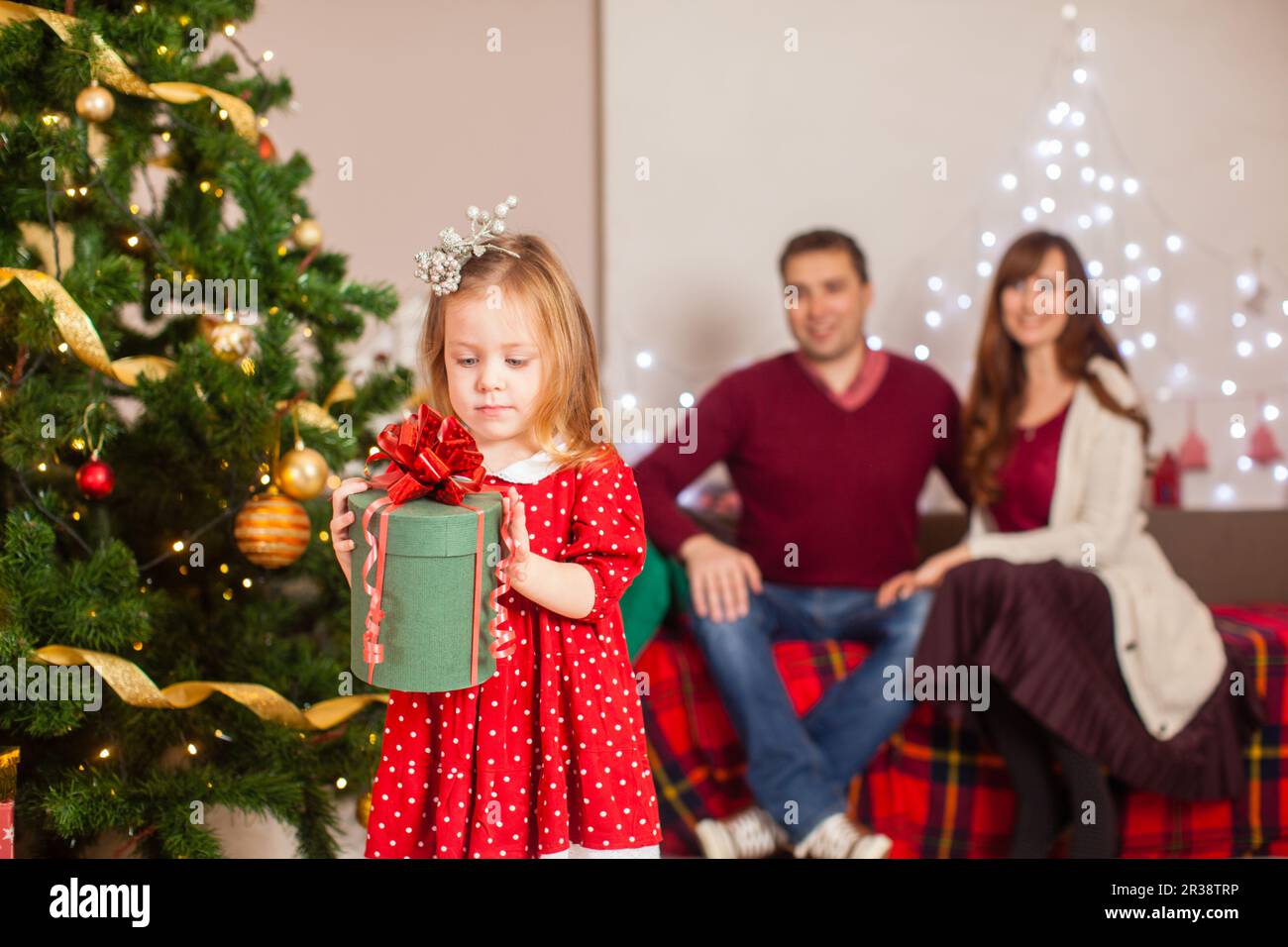 Glückliche Familie mit Tochter Weihnachtsbaum dekorieren Stockfoto