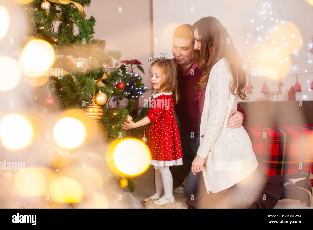 Glückliche Familie mit Tochter Weihnachtsbaum dekorieren Stockfoto