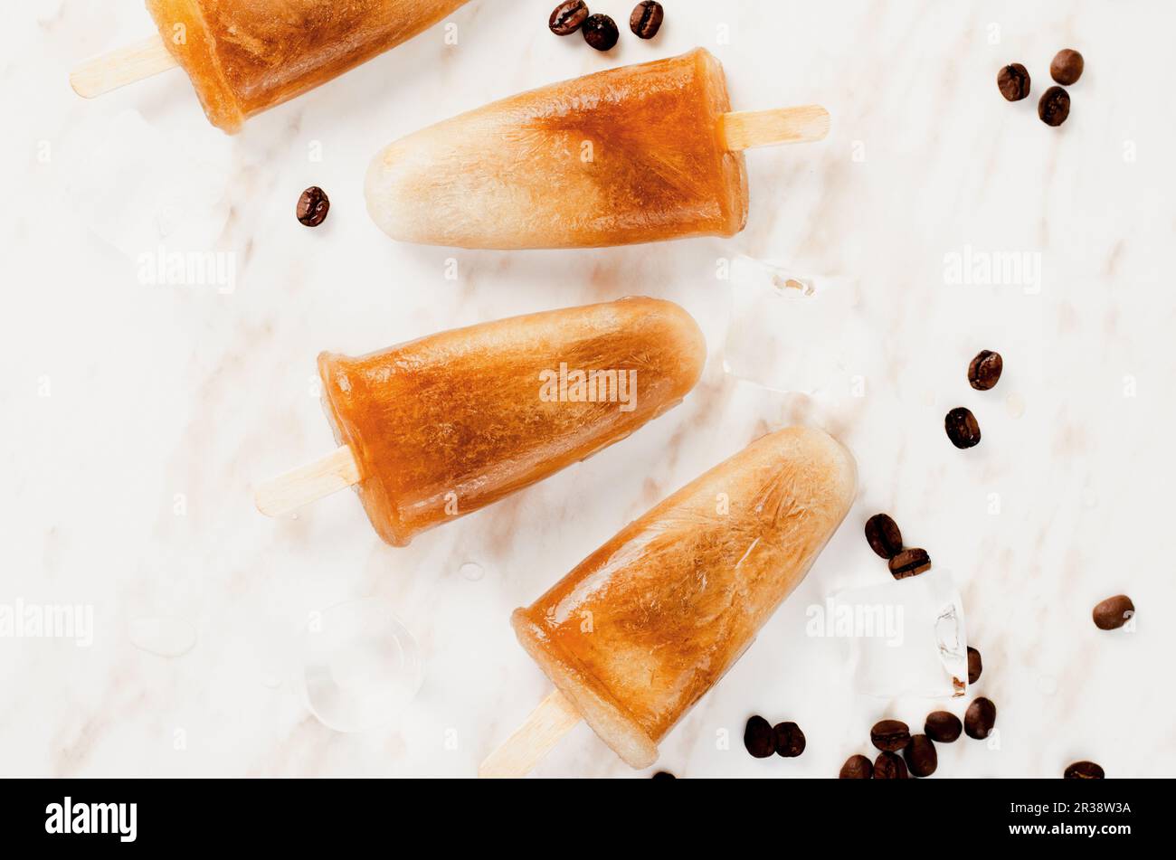 Kaffee Eis am Stiel, erfrischende Eiswürstchen mit Kaffeebohnen und Eis ...
