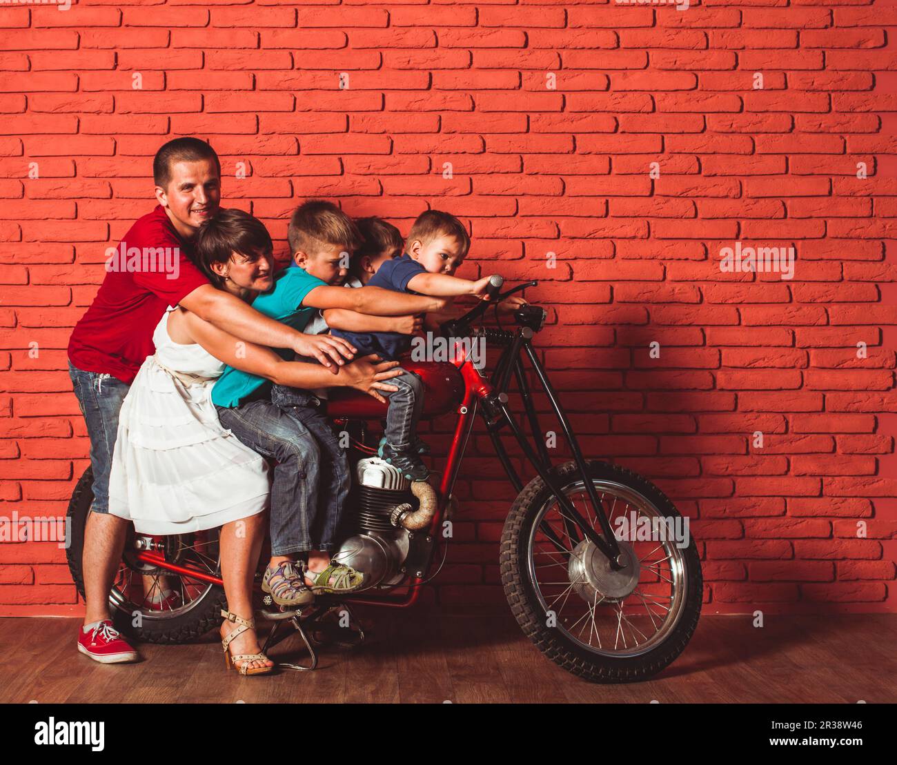 Das Konzept der Familie Reisen auf einem Motorrad Stockfoto