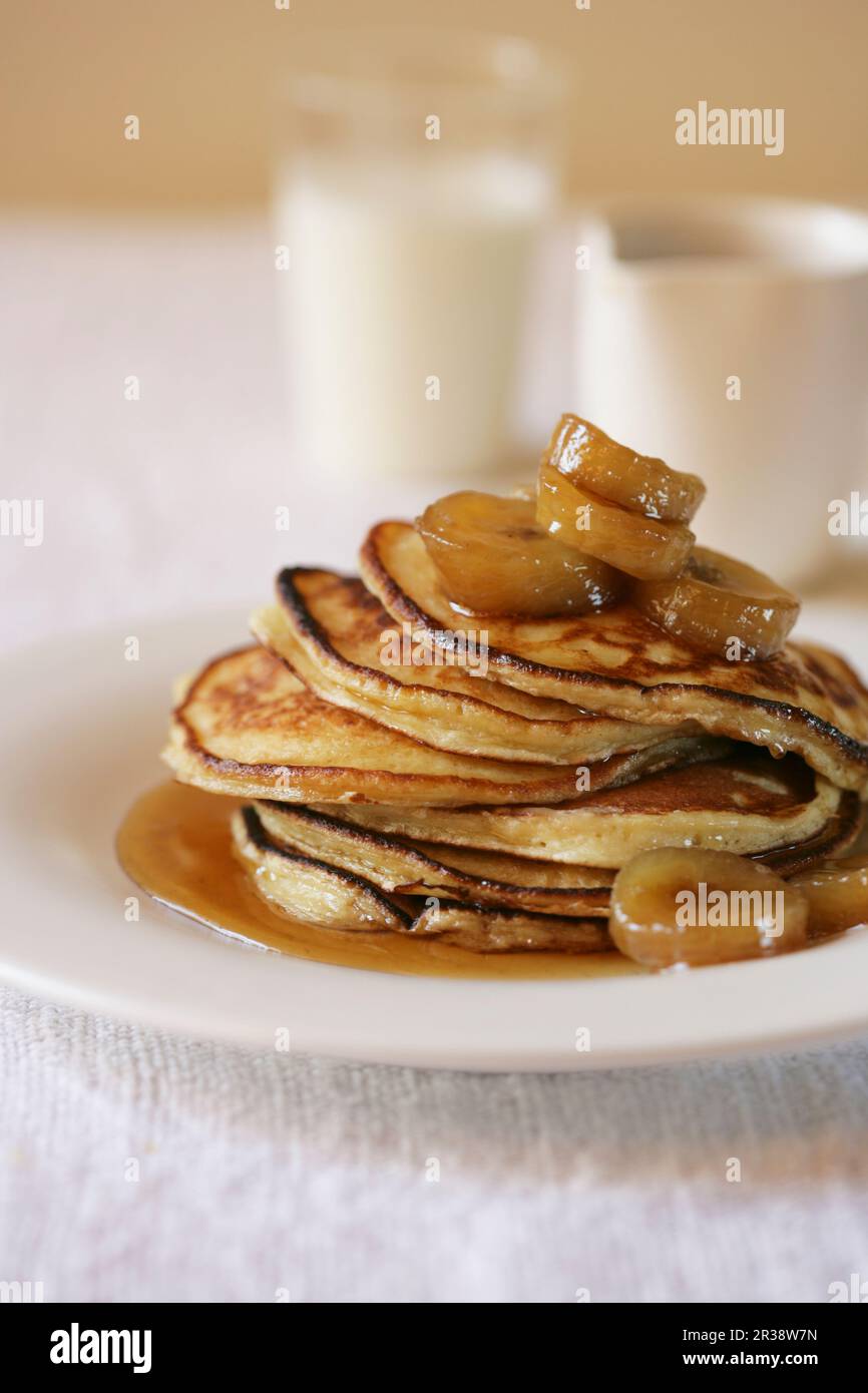 Ricotta-Pfannkuchen mit heißem Bananensirup Stockfoto