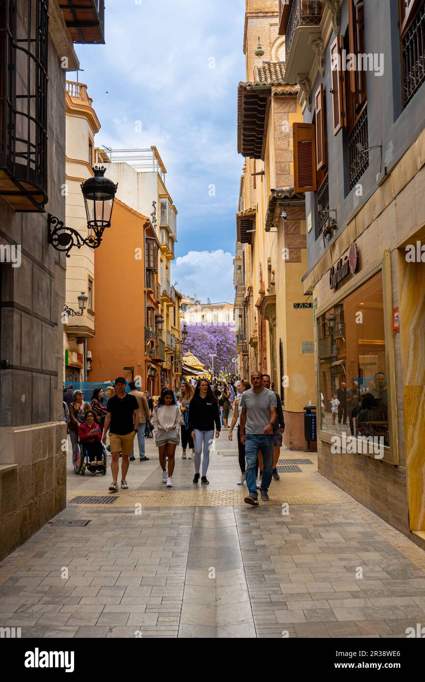 MALAGA, SPANIEN - 20. MAI 2023: Spaziergang auf der Madre de Dios Straße (calle Madre de Dios) in Malaga, Spanien am 20. Mai 2023 Stockfoto