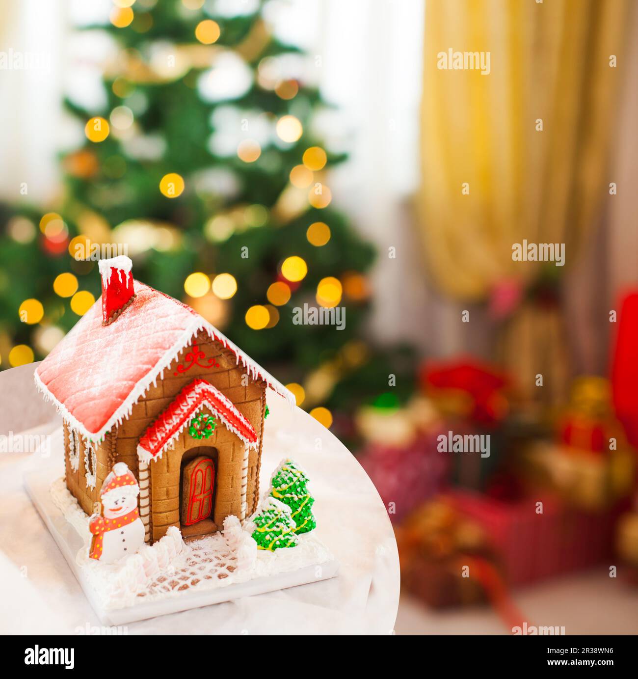 Lebkuchenhaus im Weihnachtsdorf auf dem Jahrmarkt Stockfoto