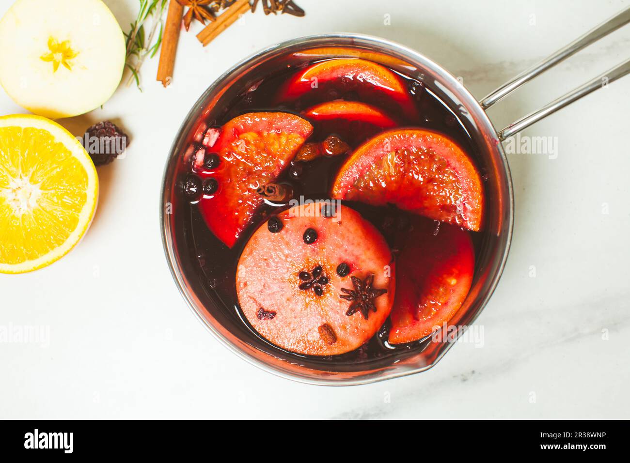 Glühwein in Aluminiumauflauf auf Marmorhintergrund Stockfoto