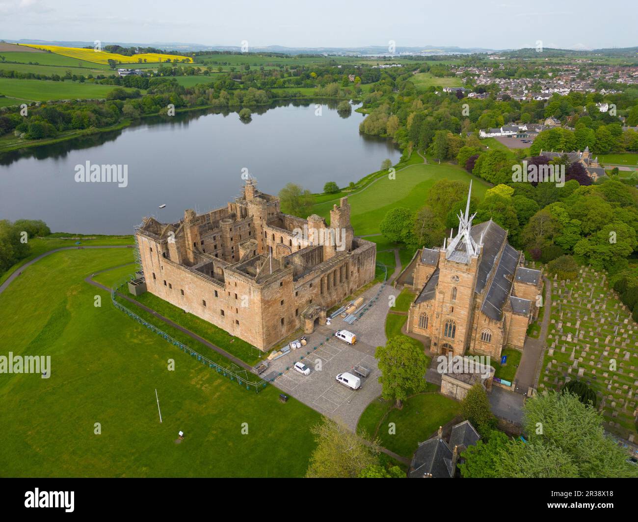 Blick auf Linlithgow Palace und St. Michael's Parish Church, Linlithgow, West Lothian, Schottland Stockfoto