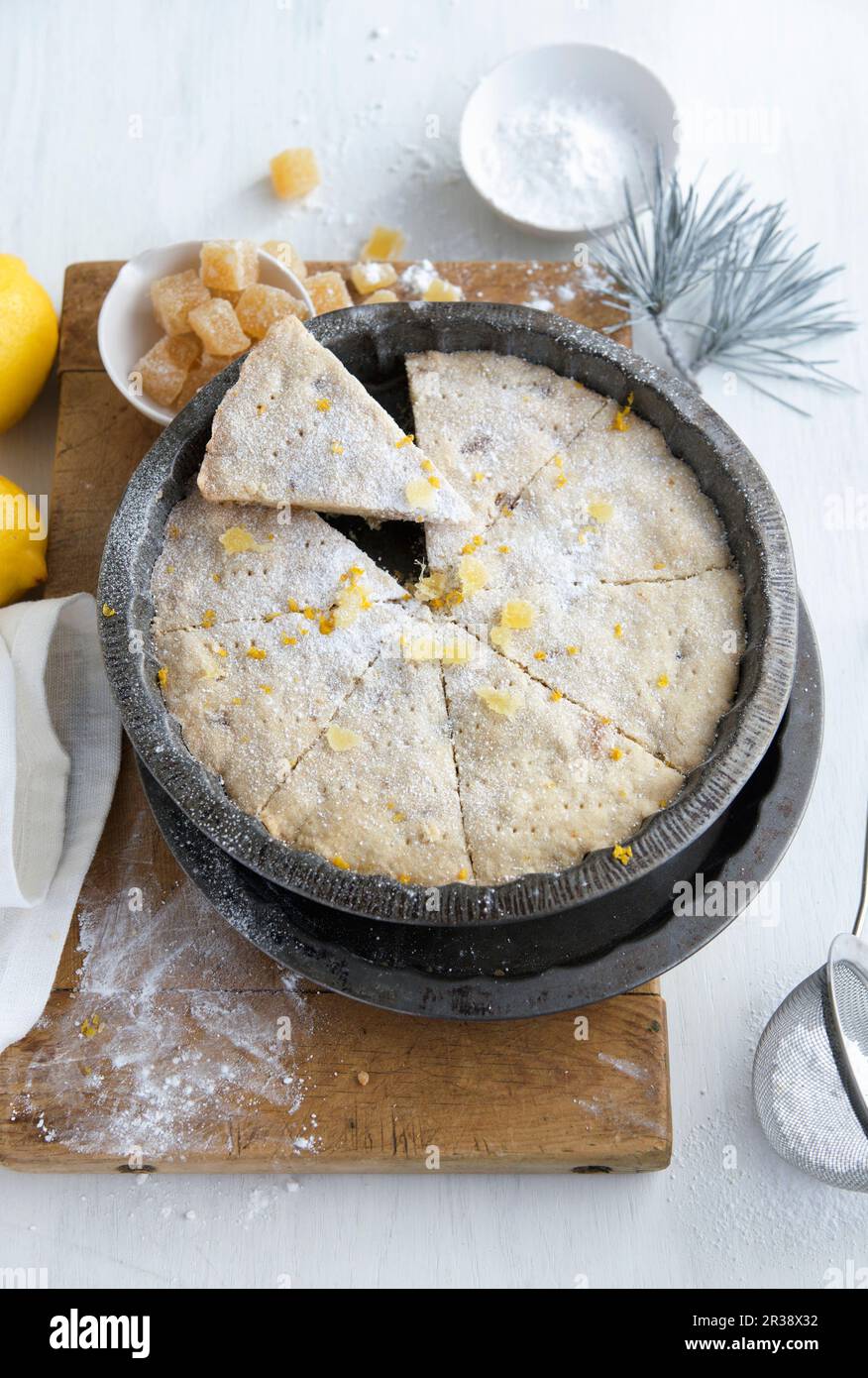 Zitronen- und Ingwer-Shortbread in einer Dose Stockfoto