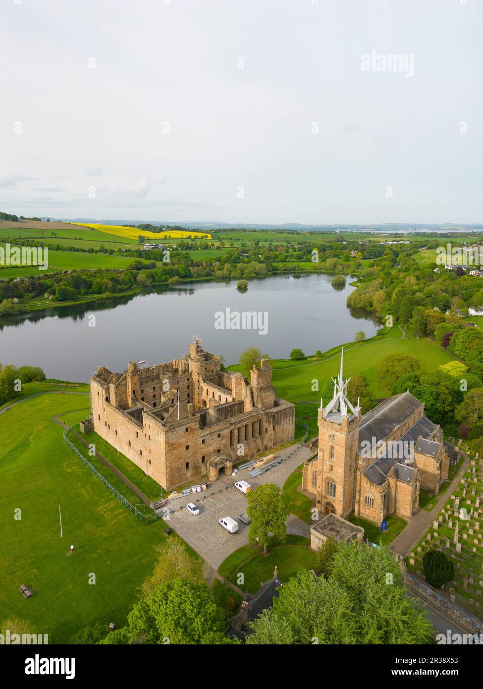 Blick auf Linlithgow Palace und St. Michael's Parish Church, Linlithgow, West Lothian, Schottland Stockfoto