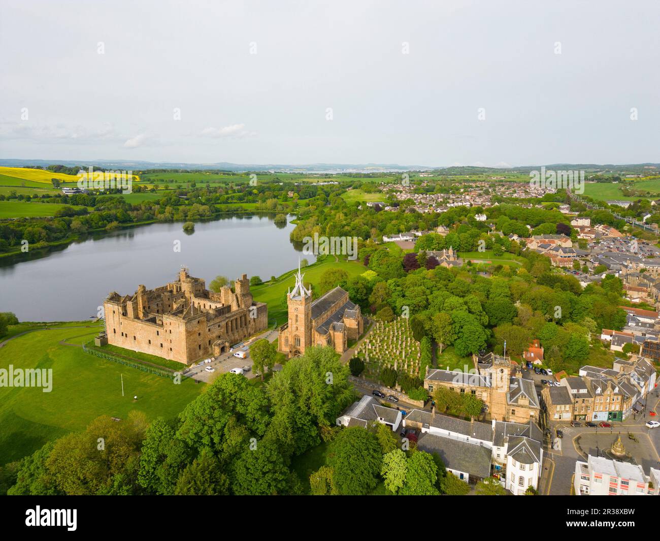 Blick auf Linlithgow Palace und St. Michael's Parish Church, Linlithgow, West Lothian, Schottland Stockfoto