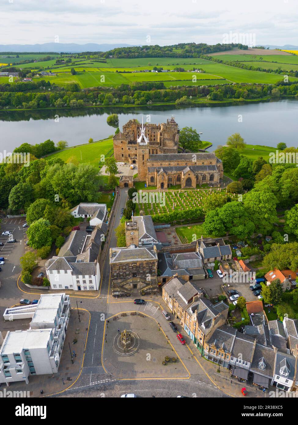 Luftaufnahme des Linlithgow-Palastes von Kirkgate, Linlithgow, West Lothian, Schottland Stockfoto