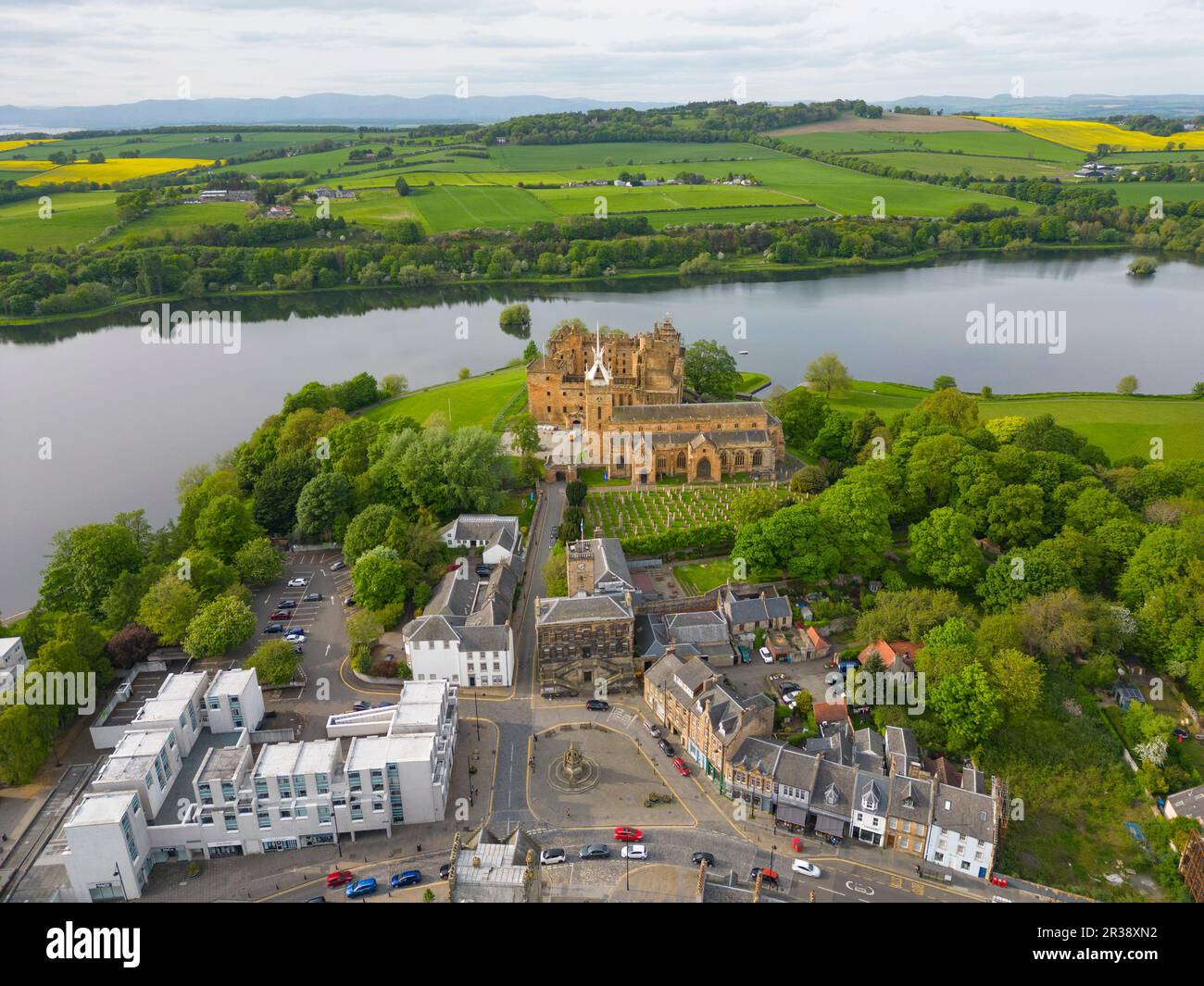 Luftaufnahme des Linlithgow-Palastes von Kirkgate, Linlithgow, West Lothian, Schottland Stockfoto