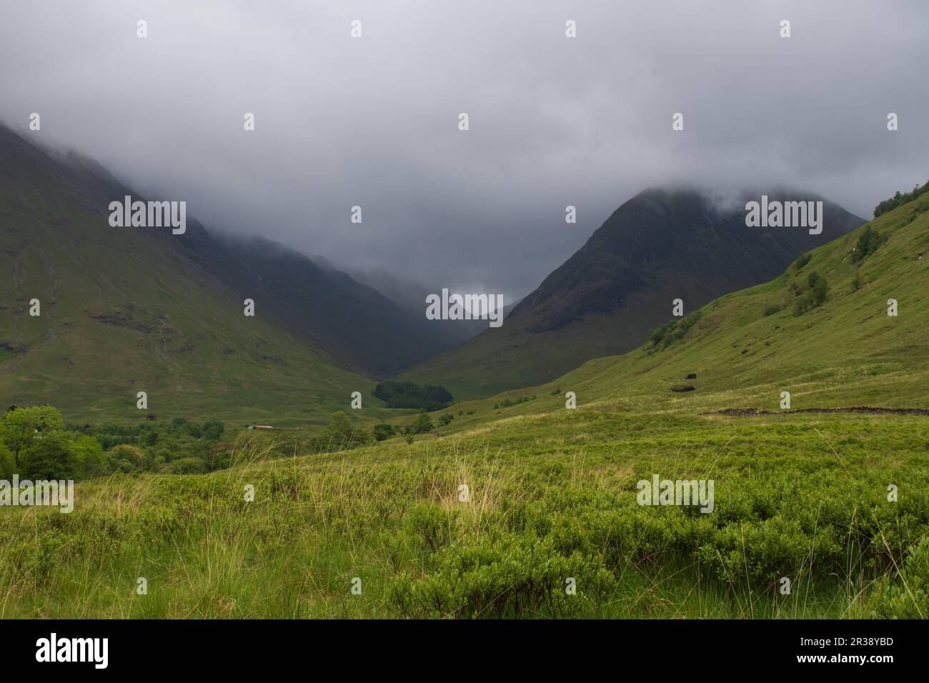 Schottische Highland Mountains an einem bewölkten Tag Stockfoto
