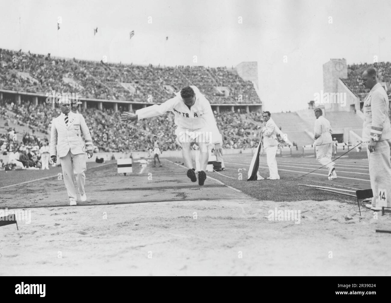 Olympische Spiele 1936 In Berlin. Die Olympischen Sommerspiele 1936 (deutsch: Olympische Sommerspiele 1936), offiziell bekannt als die Spiele der XI. Olympiade (deutsch: Spiele der XI Olympiade) und allgemein als Berlin 1936 bekannt, war eine internationale Multisport-Veranstaltung, die vom 1. Bis 16. August 1936 in Berlin stattfand. Metcalfe aus Australien wetteifert im Tripe Jump im Olympiastadion in Berlin. Stockfoto