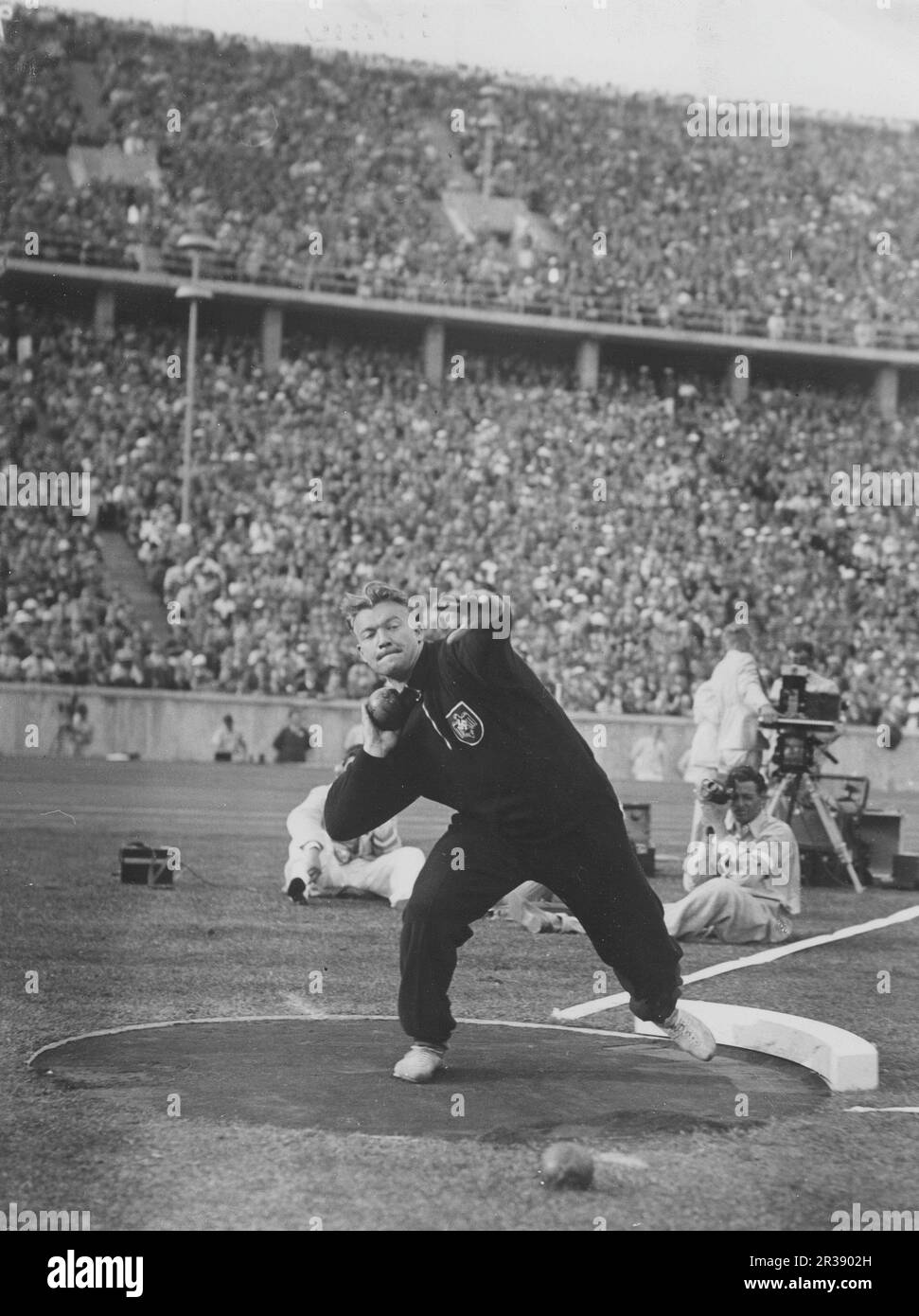 Olympische Spiele 1936 In Berlin. Die Olympischen Sommerspiele 1936 (deutsch: Olympische Sommerspiele 1936), offiziell bekannt als die Spiele der XI. Olympiade (deutsch: Spiele der XI Olympiade) und allgemein als Berlin 1936 bekannt, war eine internationale Multisport-Veranstaltung, die vom 1. Bis 16. August 1936 in Berlin stattfand. Der deutsche Schütze brachte den Champion Hans Woellke ins Olympiastadion. Er hat das Ereignis gewonnen. Stockfoto