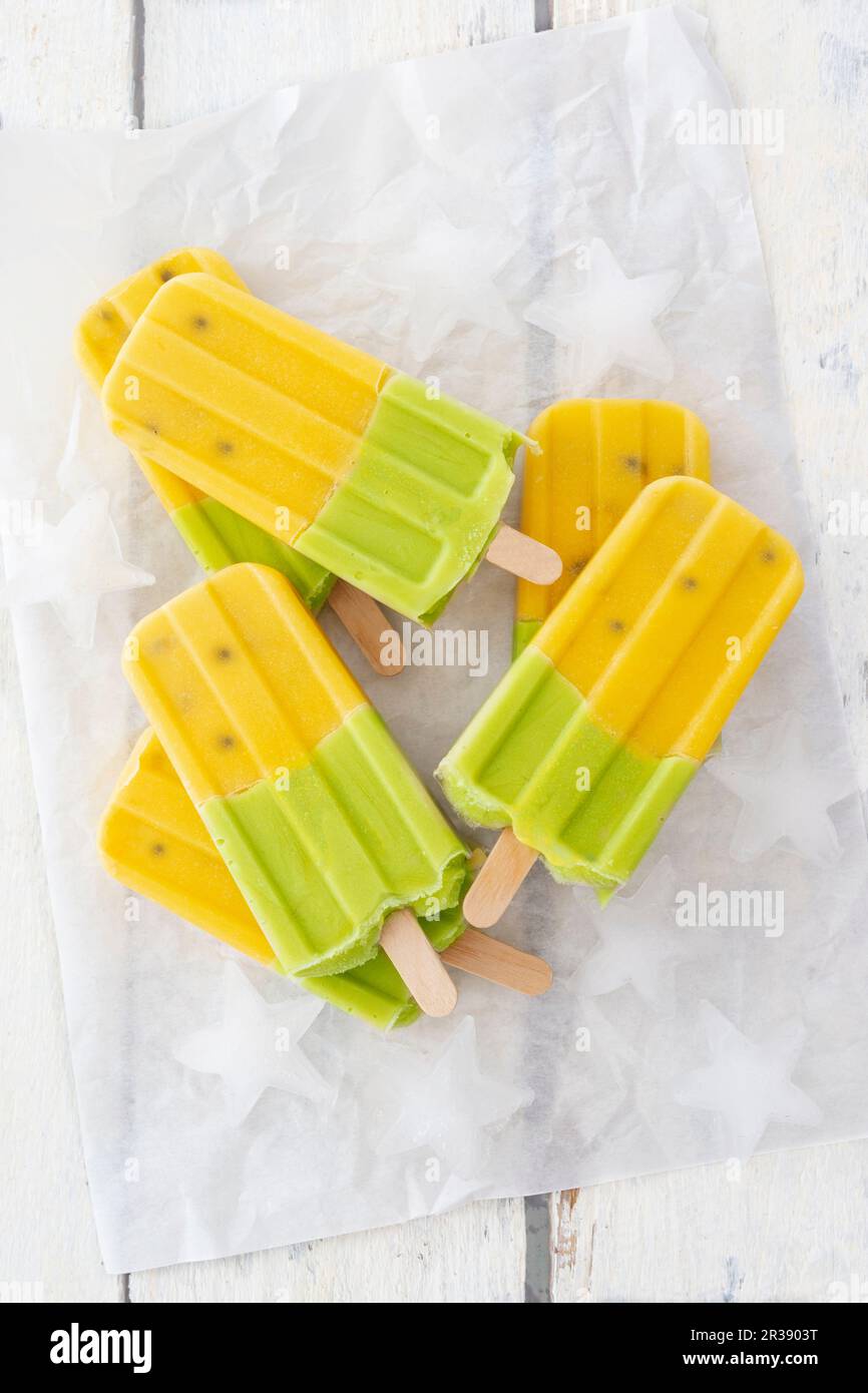 Passionsfrucht und Avocado-Eis (vegan) Stockfoto
