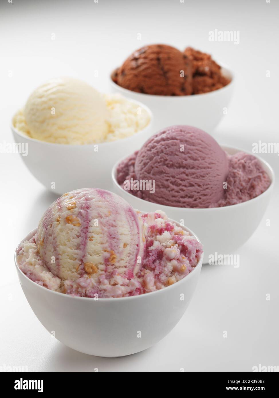 Verschiedene Eissorten in kleinen Schüsseln Stockfoto