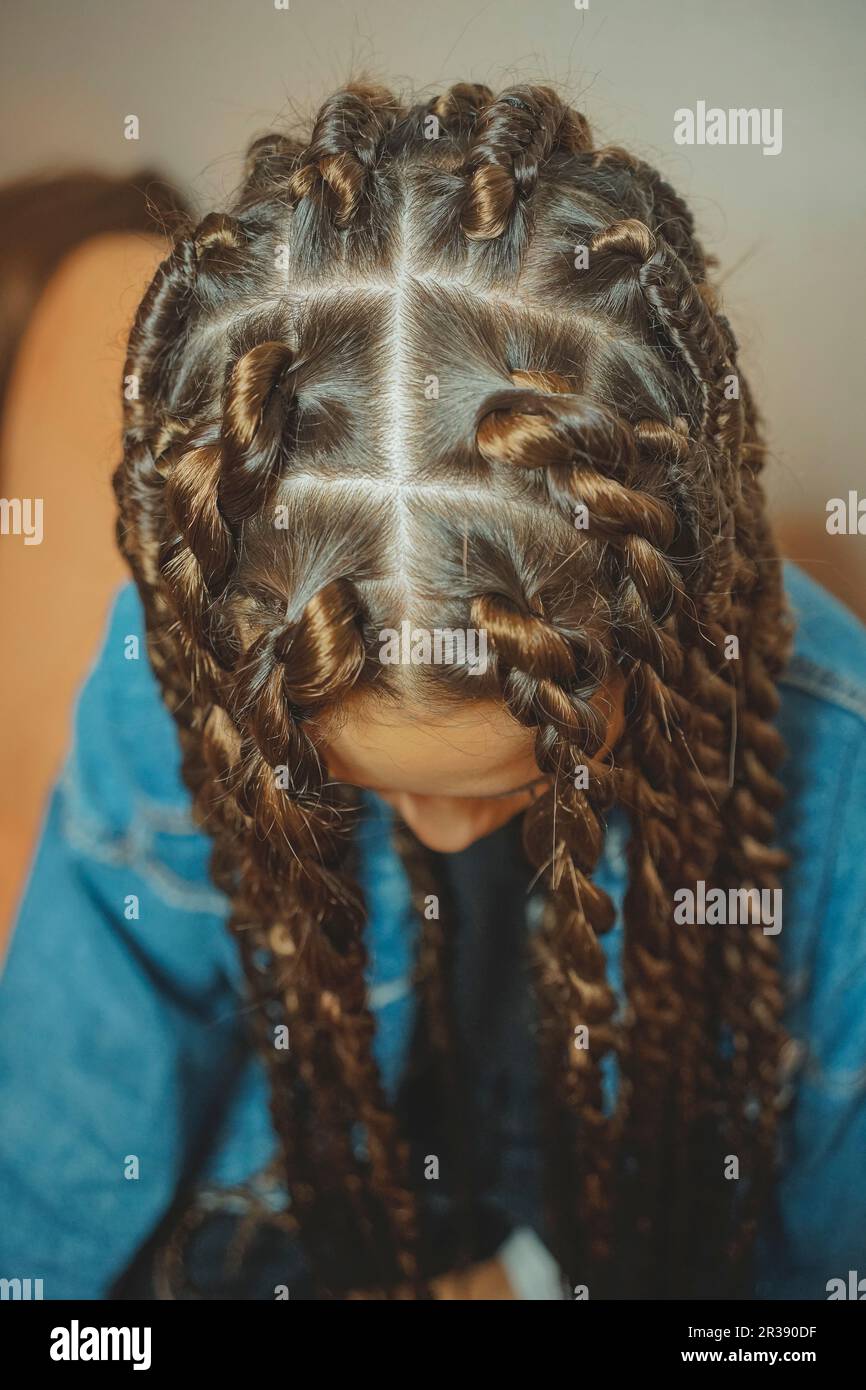 Dünne Zöpfe auf dem Kopf in afrikanischen Zöpfen, Dreadlocks, senegalesische Zöpfe, Twists, Mambo Twists Stockfoto