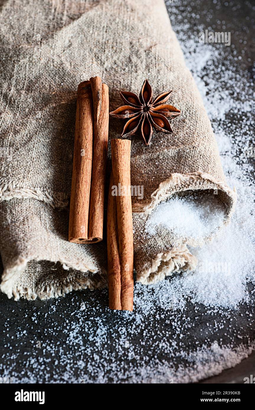 Zimtstangen, Sternanis und Zucker Stockfoto