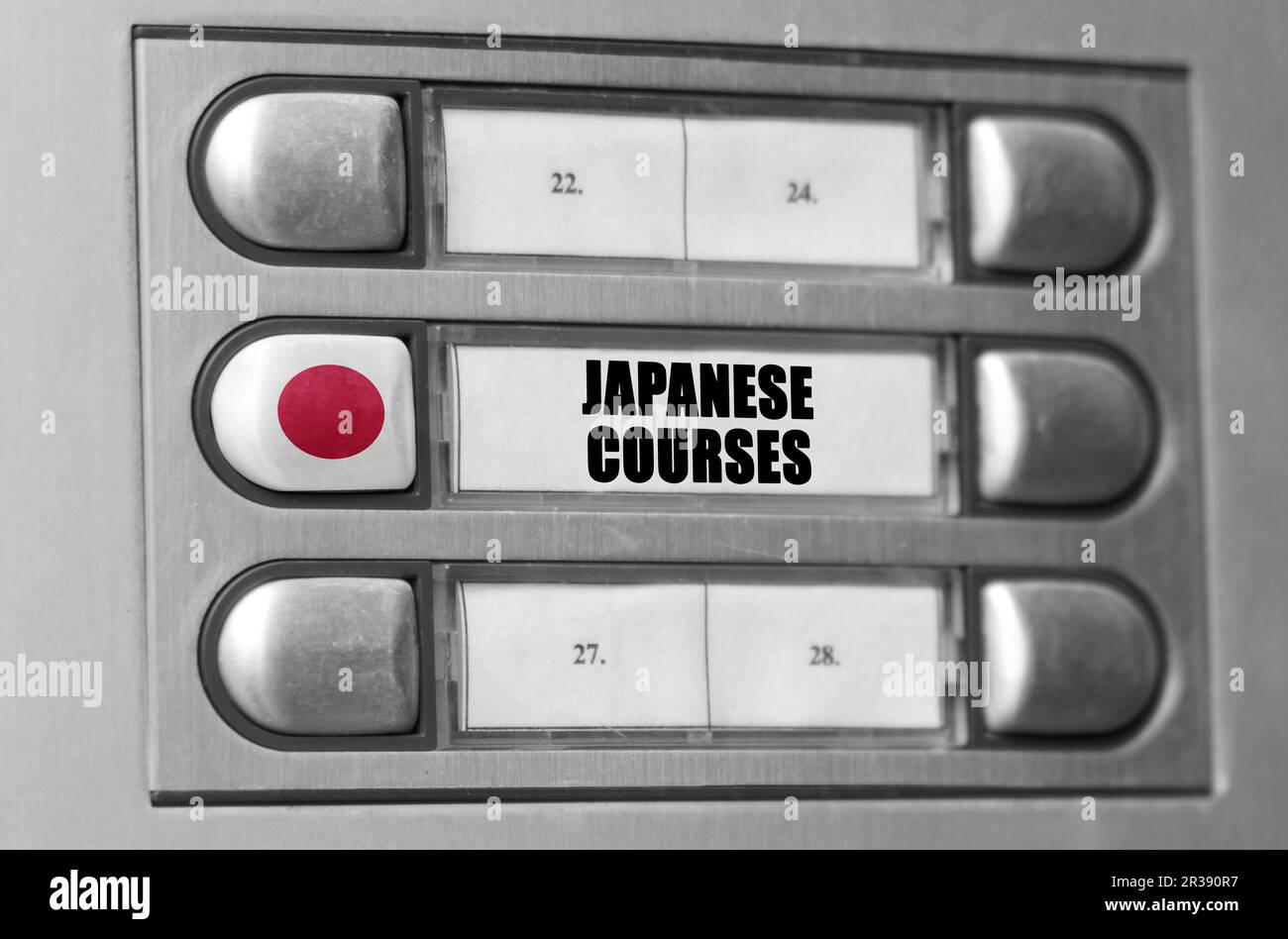 Auf der Gegensprechanlage befindet sich eine Schaltfläche mit der japanischen Flagge und der Aufschrift - japanische Sprachkurse. Stockfoto