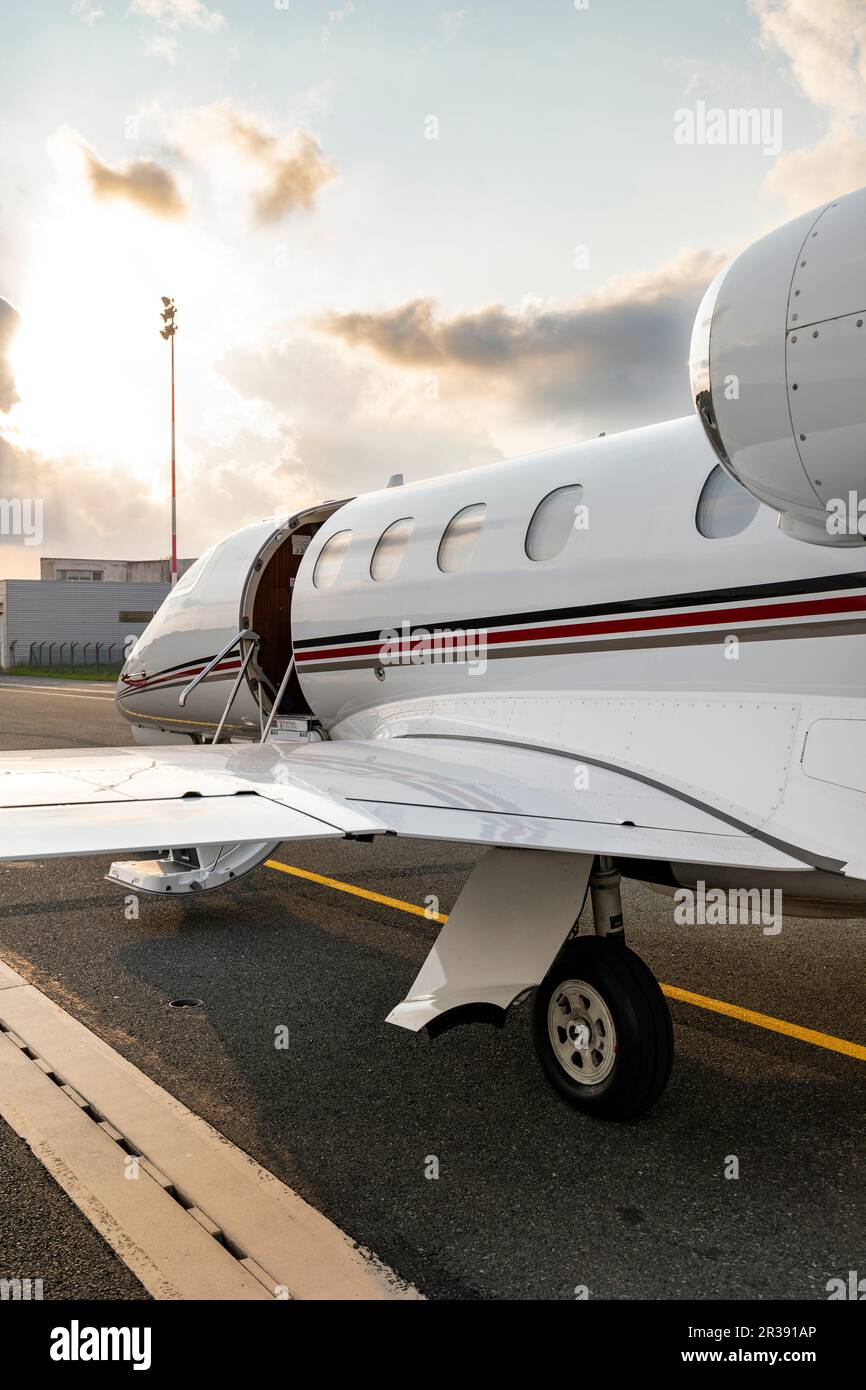 NetJets Embraer Phenom 300 am Flughafen Biarritz vor Sonnenuntergang Stockfoto