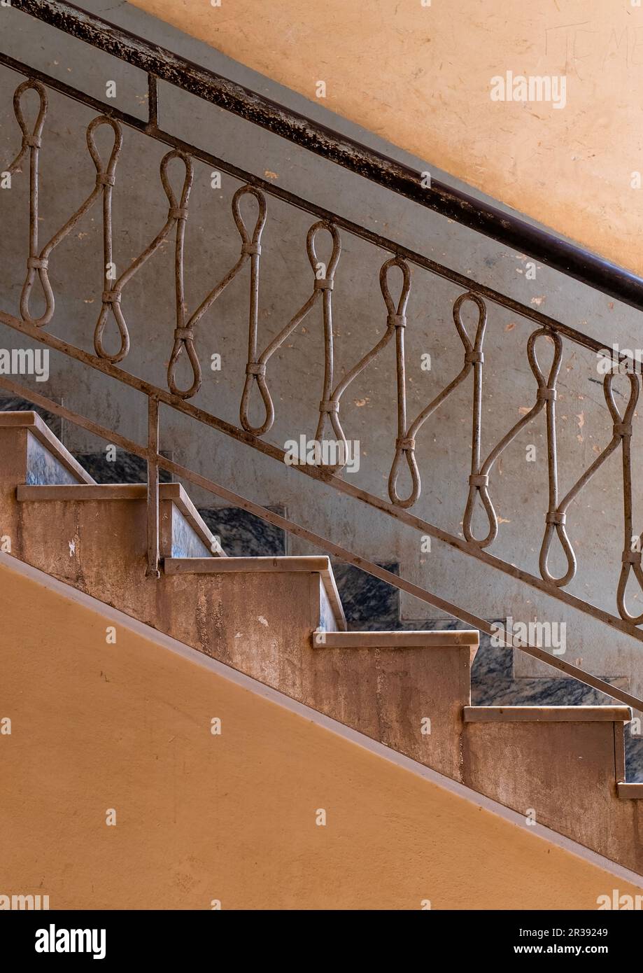 Treppen in einem alten italienischen Kolonialgebäude, Zentralregion, Asmara, Eritrea Stockfoto