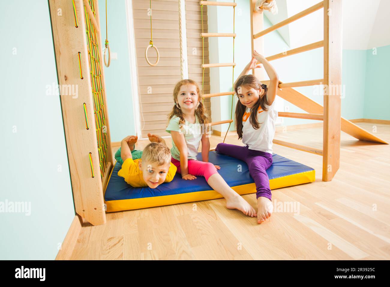 Kinder, die zusammen spielen, in einem Heim-Kids-Gym Stockfoto